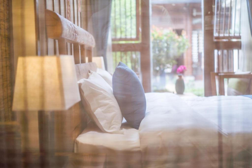 Postel nebo postele na pokoji v ubytování Lijiang Yue Tu Inn