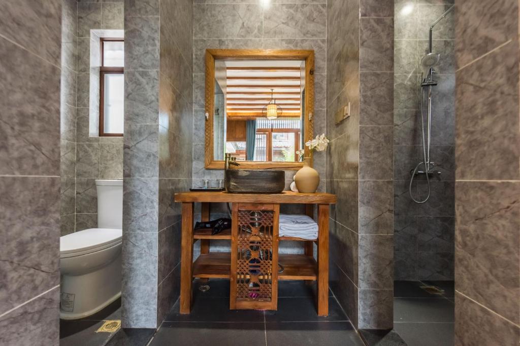 Koupelna v ubytování Lijiang Yue Tu Inn