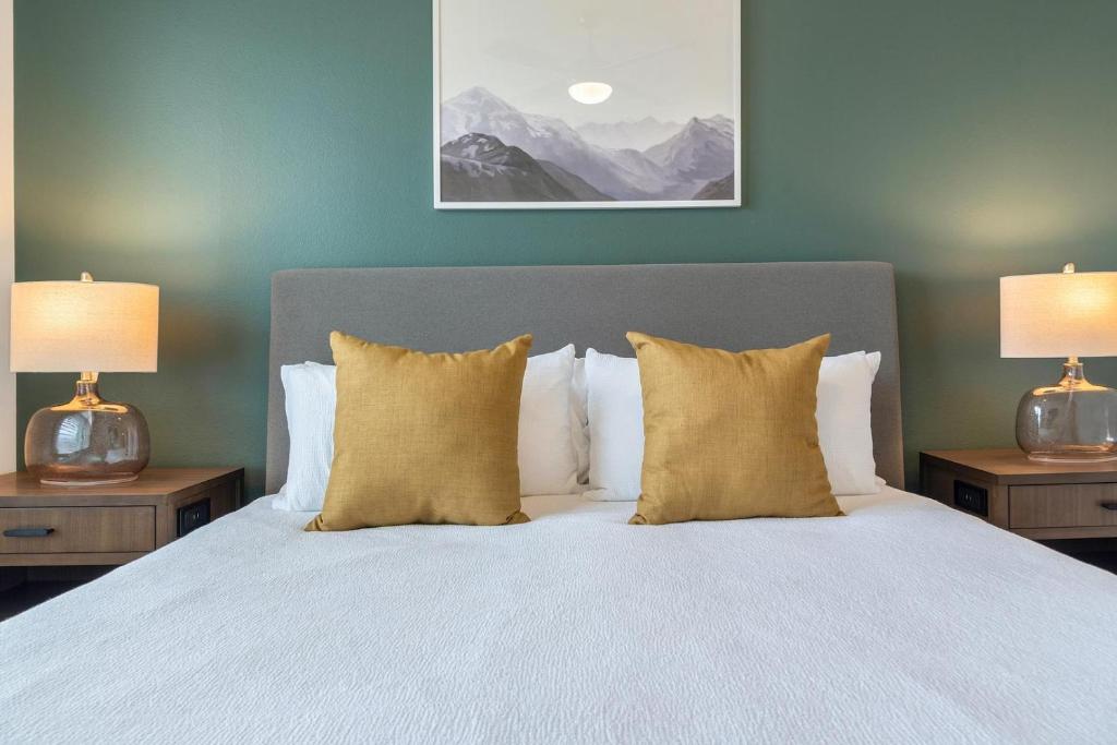 a bedroom with a white bed with two lamps at Landing Incredible 1BD Gym Clubhouse in Klein