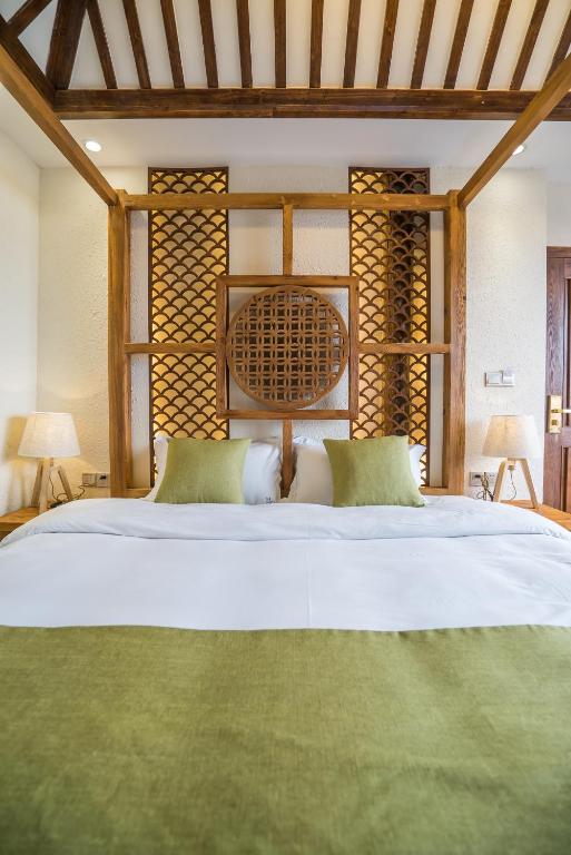 Postel nebo postele na pokoji v ubytování Lijiang Yue Tu Inn