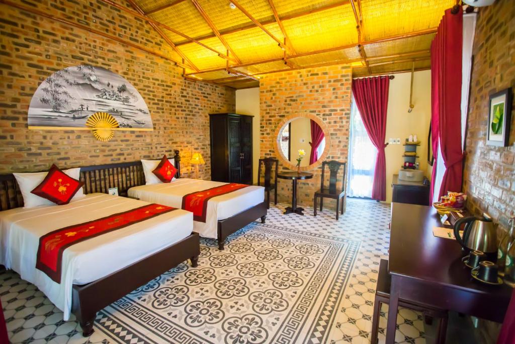 Phòng nghỉ tại Hue Ecolodge mang phong cách mộc mạc với vật liệu gỗ, tre và gạch, kết hợp cửa mở hướng ra khu vườn xanh. Không gian yên tĩnh, gần thiên nhiên phù hợp cho cặp đôi, gia đình và du khách muốn nghỉ dưỡng chậm giữa làng Thủy Biều.