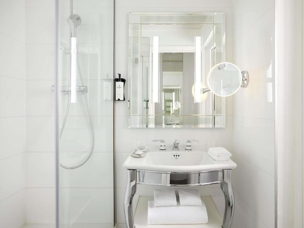 
Superior Room with 1 Queen Bed
