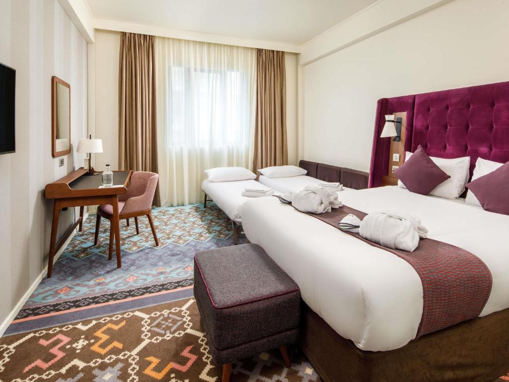 
Privilege Family Room with Double Convertible Sofa
