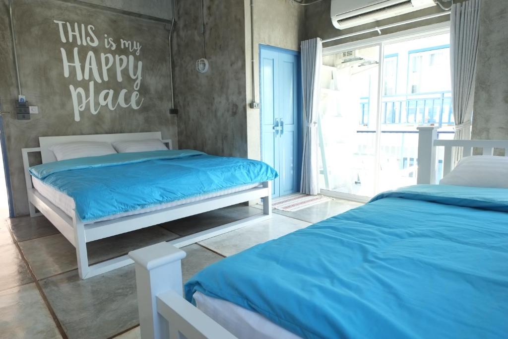 Postel nebo postele na pokoji v ubytování Chanchalay Hip Hostel SHA Extra Plus