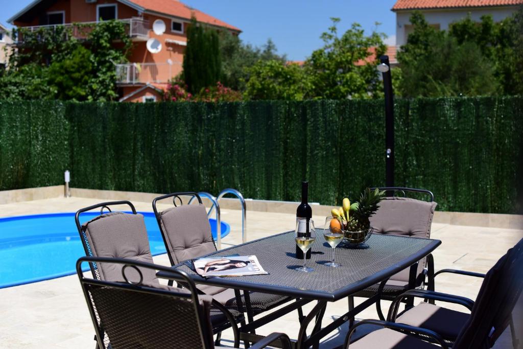 Bazén v ubytovaní Holiday home Orange with heated pool and parking alebo v jeho blízkosti