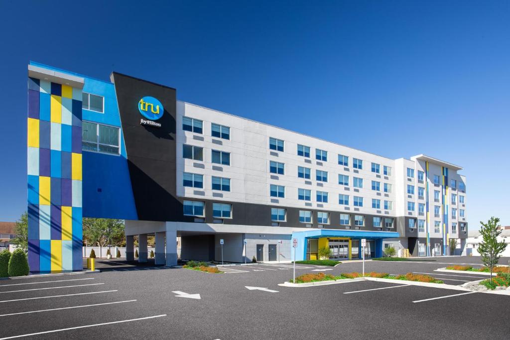 Un estacionamiento vacío frente a un edificio en Tru By Hilton Ocean City Bayside, Md, en Ocean City