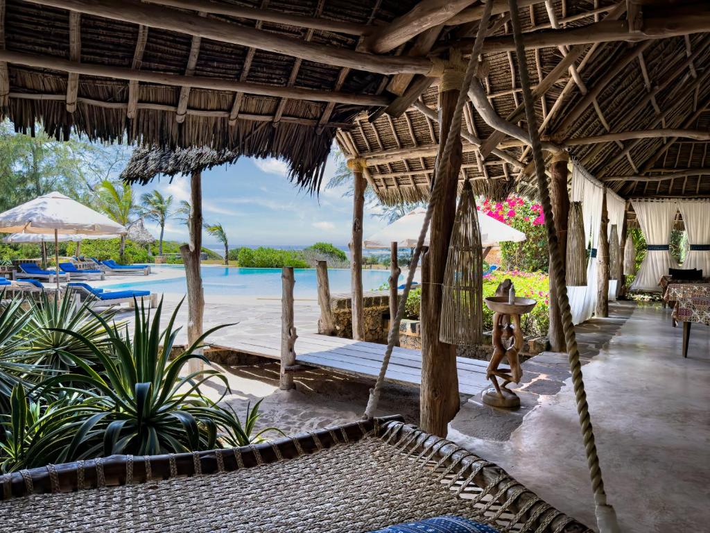 un patio del resort con vista sulla spiaggia di The Charming Lonno Lodge Watamu a Watamu