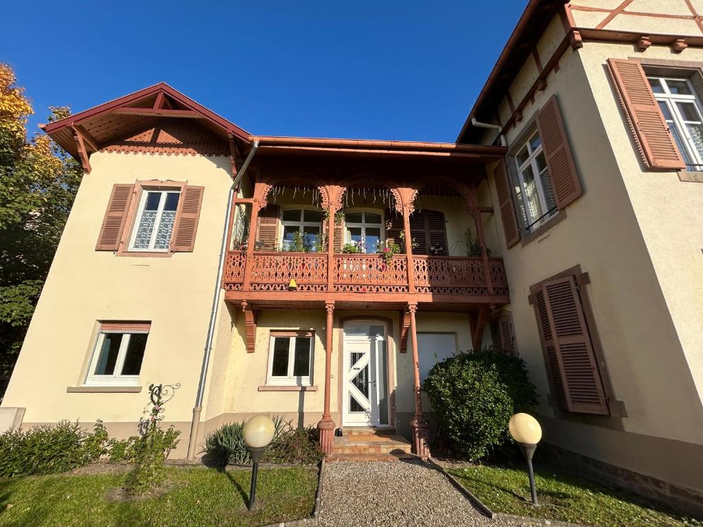 een groot huis met een balkon erbovenop bij Colmar joli petit appartement in Colmar