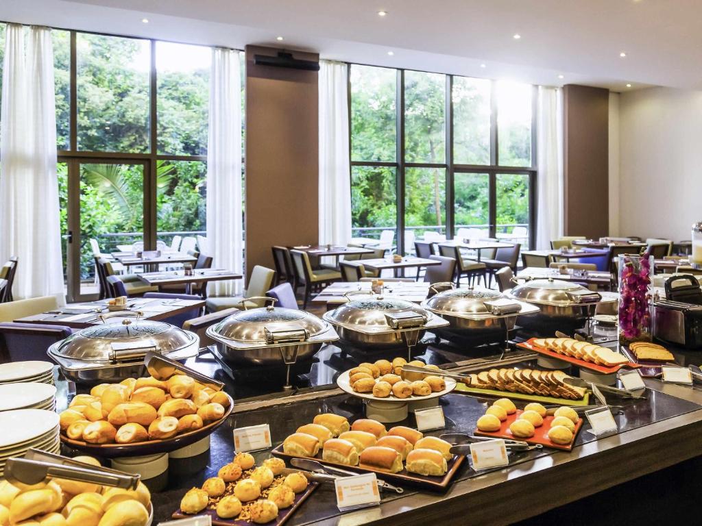 ポルト・アレグレにあるNovotel Porto Alegre Tres Figueirasのさまざまな種類の食べ物が並ぶビュッフェライン