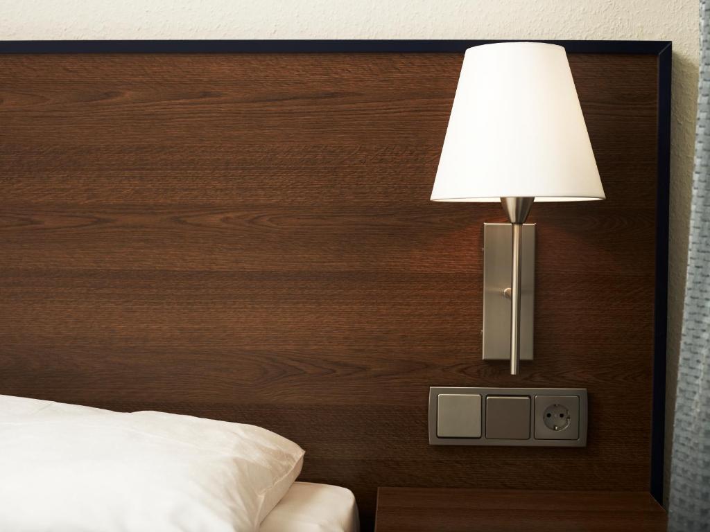 Postel nebo postele na pokoji v ubytování Hotel & Apartments Fürstenhof am Bauhaus