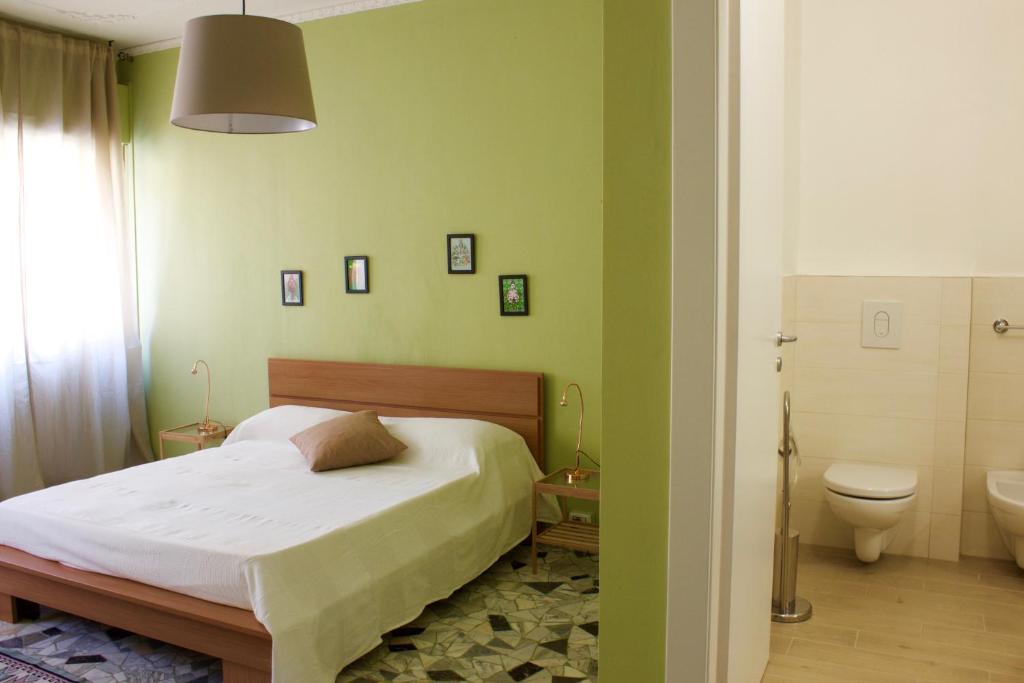 マテーラにあるTerra Lucana B&Bのベッドルーム1室(ベッド1台付)、バスルーム(トイレ付)