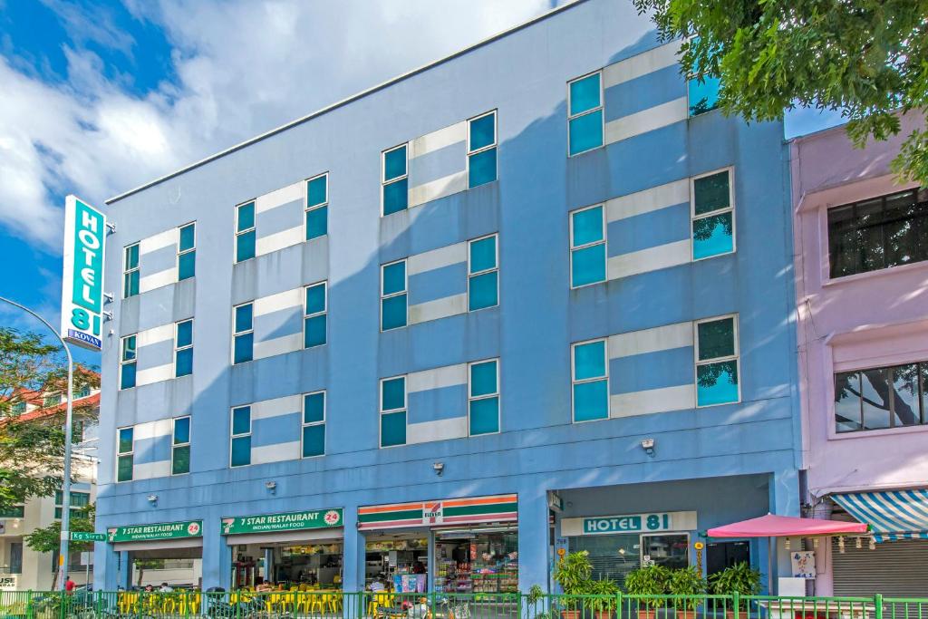 un immeuble avec une façade bleue dans l'établissement Hotel 81 Kovan, à Singapour
