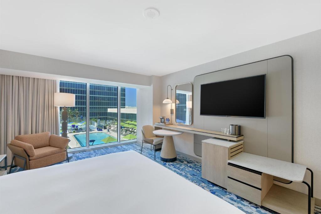 Hilton Anaheim - Queen Room With Two Queen Beds And Pool View
