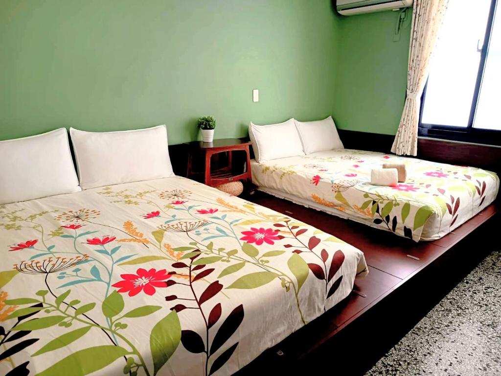 zwei Betten nebeneinander in einem Zimmer in der Unterkunft 赤嵌厝Child Come Home in Tainan