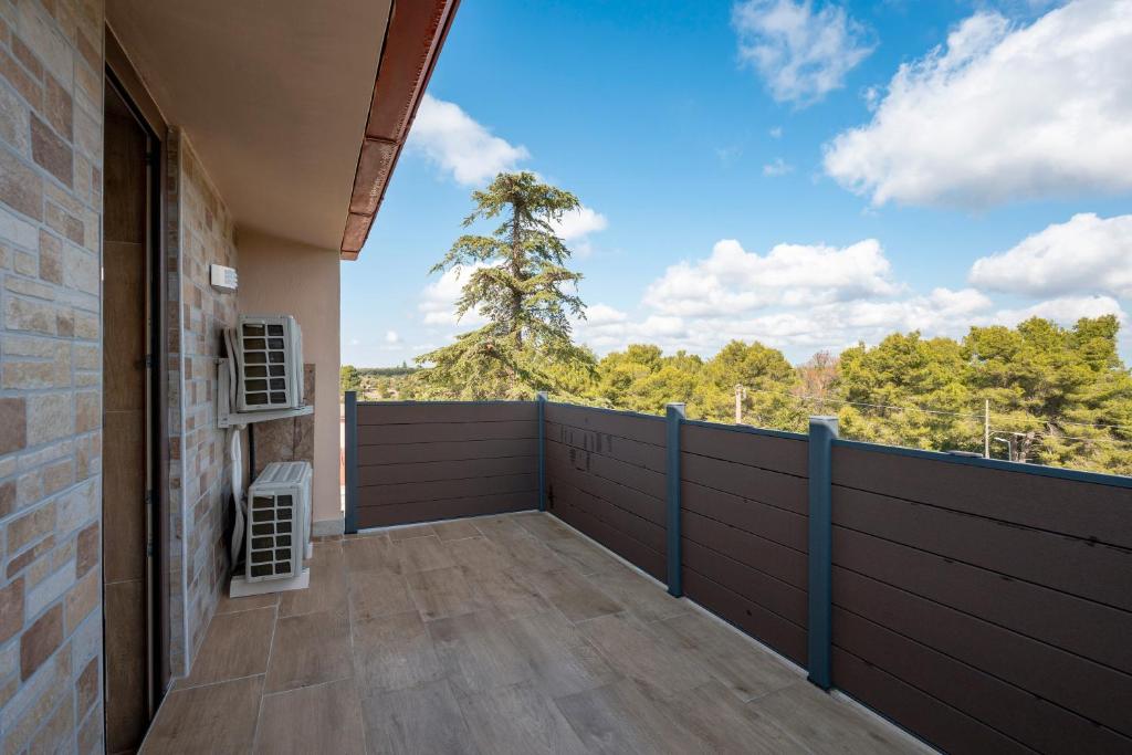 un balcón con vista a un árbol en Villa Marzla, en Cassano delle Murge