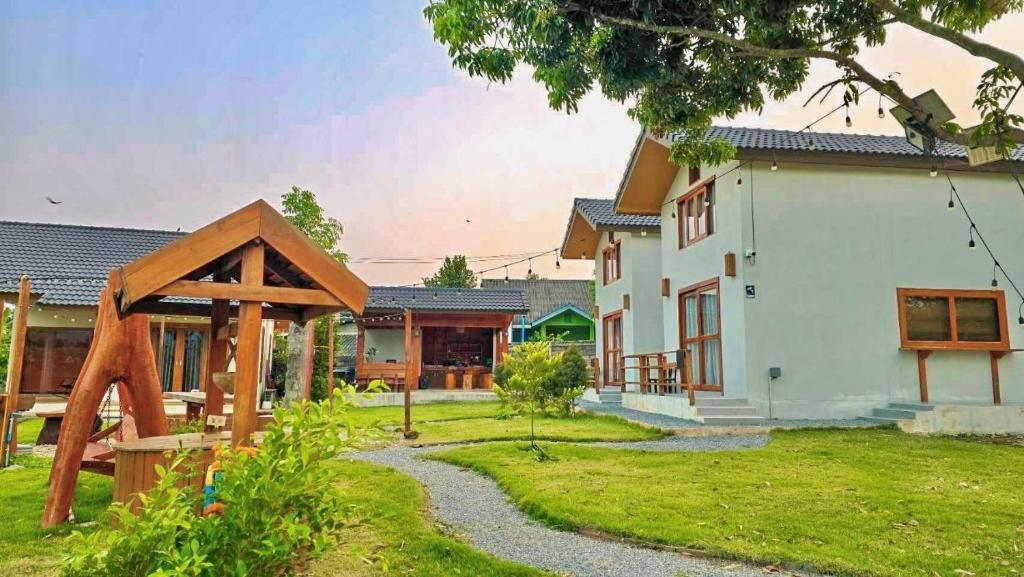 widok na dom z ogródkiem w obiekcie Sithaya Garden House @14 w mieście Ban Thung Luang (1)