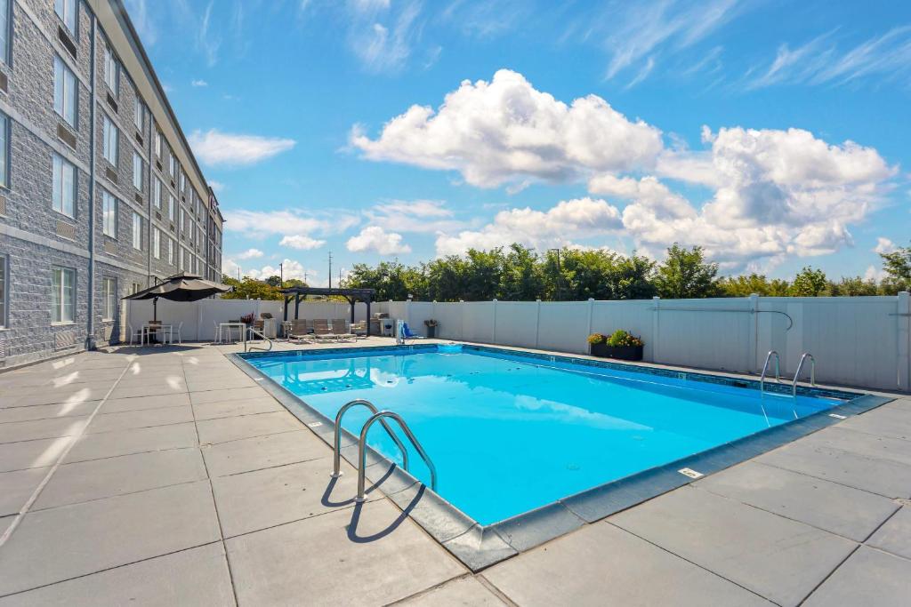 a swimming pool on the side of a building at Comfort Inn & Suites Pottstown Eastern Gateway in Pottstown