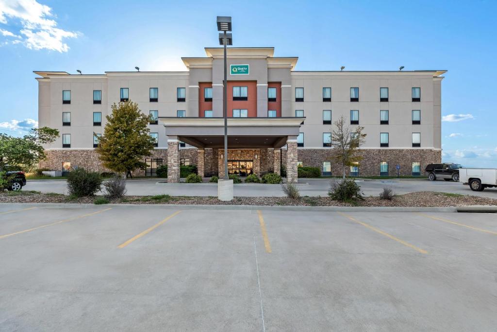 a parking lot in front of a large building at Quality Inn - Pratt in Pratt