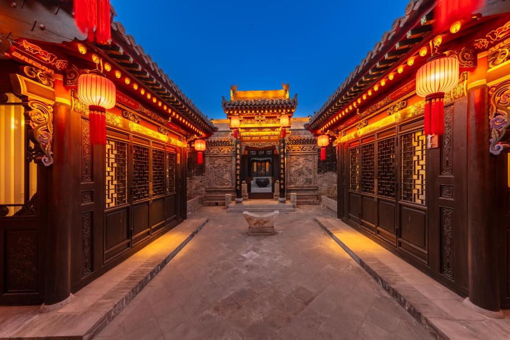 Un pasillo de un edificio con luces encendidas. en Tao Hotel, en Pingyao