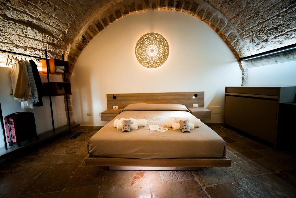 a bedroom with a bed with three stuffed animals on it at Myra Bari Bed & Spa in Bari