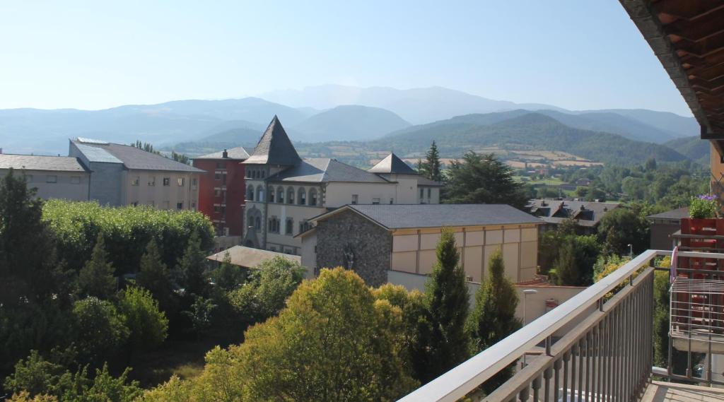 einen Balkon mit Stadtblick in der Unterkunft Ap-Art in La Seu d'Urgell