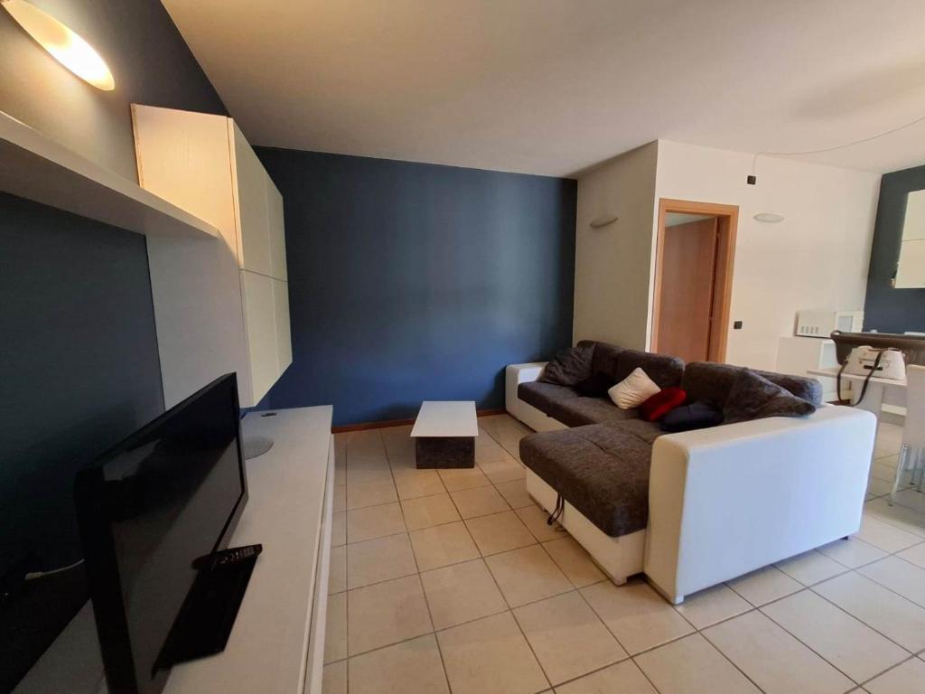 un salon avec un canapé et une télévision dans l'établissement Casa Vacanza Ninfea, à Paratico