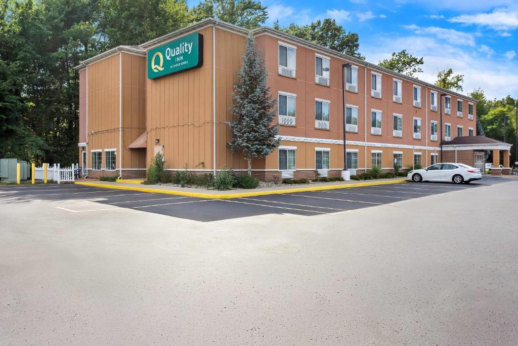 a building with a car parked in a parking lot at Quality Inn Near Interstate I94 in New Buffalo