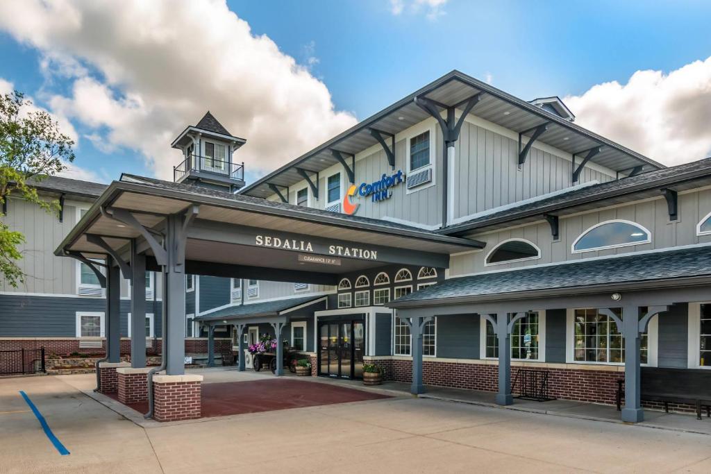 un grande edificio con un cartello per un negozio Saaliah di Comfort Inn Sedalia Station a Sedalia