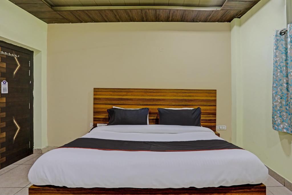 Ένα ή περισσότερα κρεβάτια σε δωμάτιο στο Hotel O Yatika Inn