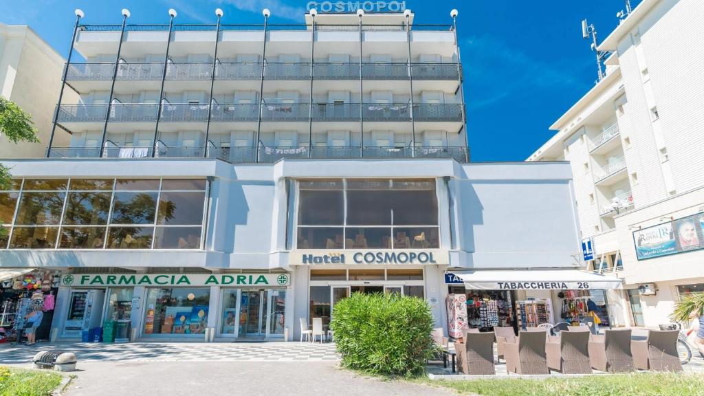 un edificio con tiendas enfrente en Hotel Cosmopol Cesenatico, en Cesenatico