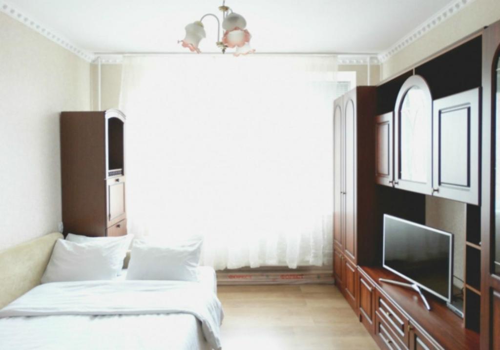 ポドリスクにあるInnDays 50лет ВЛКСМ 18のベッドルーム(ベッド1台、薄型テレビ付)