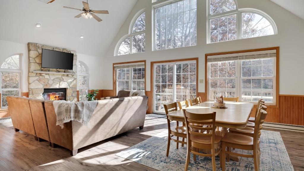 TV a/nebo společenská místnost v ubytování Sycamore Cove by AvantStay Hot Tub Game Rooms