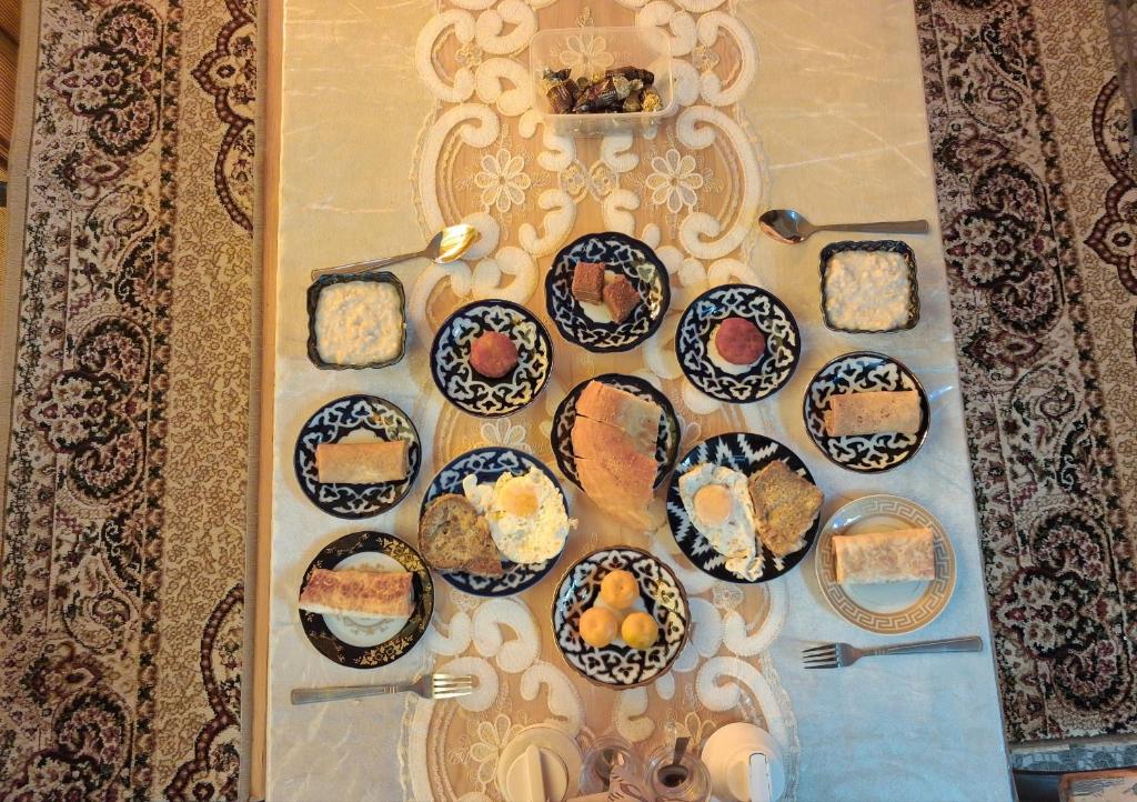 Makanan di atau berdekatan rumah tamu ini