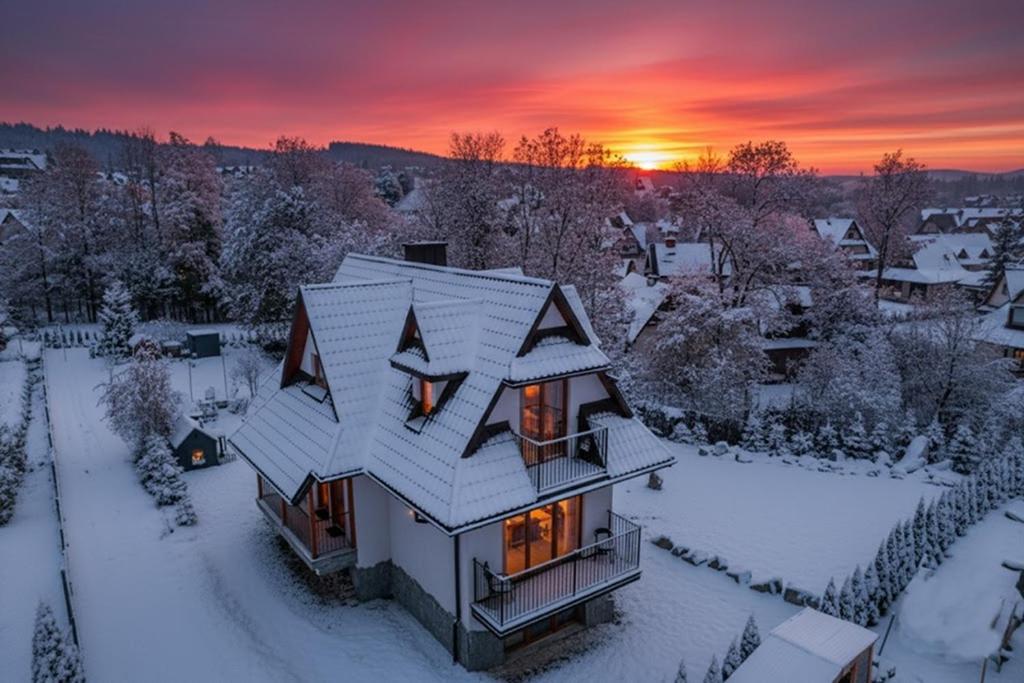 Domek Gabi z balią w ogrodzie v zime