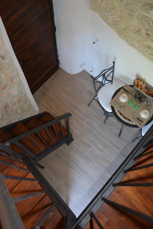 nad głową pokoju ze stołem i krzesłami w obiekcie B&B Foresteria Della Certosa w mieście Collepardo