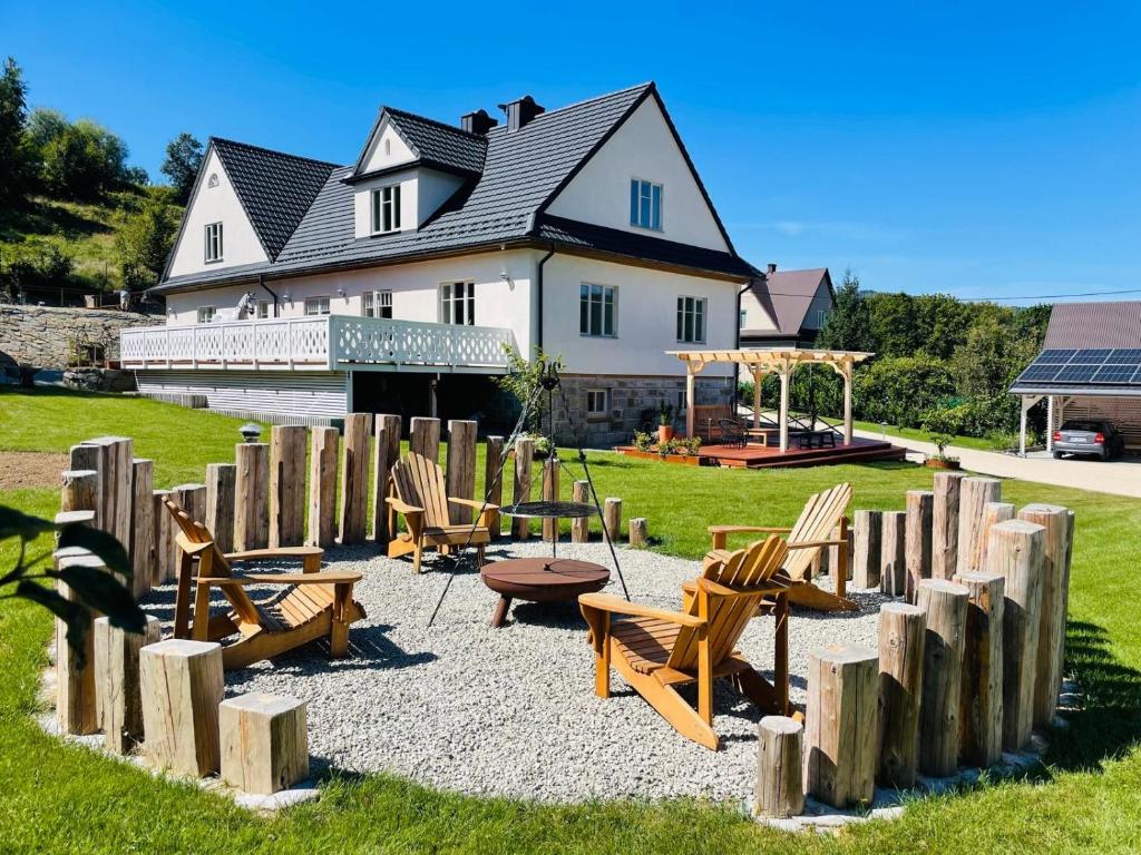 einen Spielplatz mit Stühlen, einem Tisch und einem Haus in der Unterkunft Villa Pippi in Tokarnia
