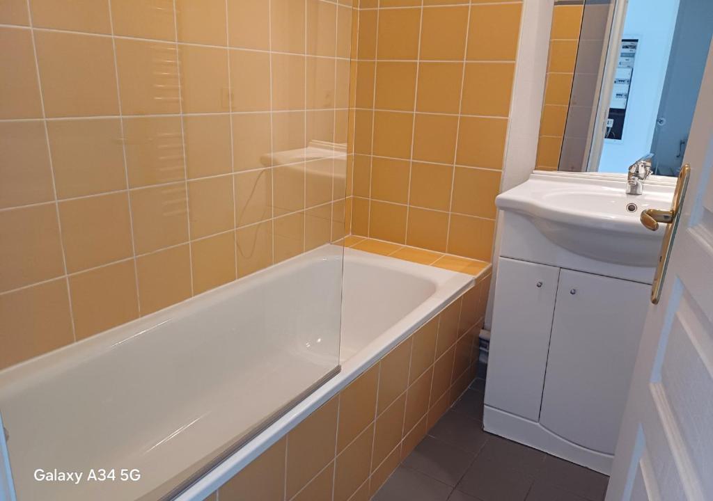 a bathroom with a bath tub and a sink at Le 410, Appart rénové charme a Grasse in Grasse