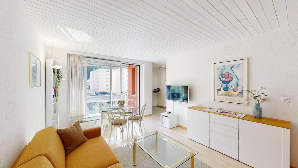 Apartment Skyline 204