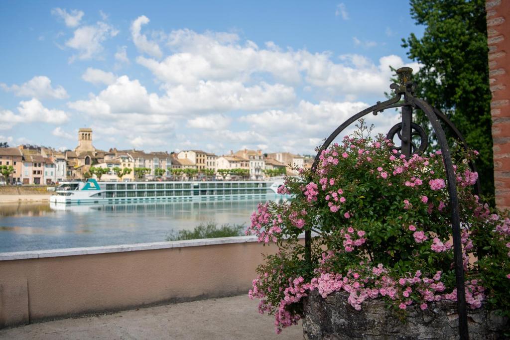 un cesto pieno di fiori accanto a un fiume di Domaine des jardins de la Saône a Tournus