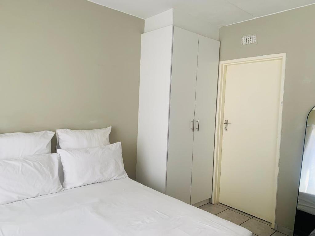 Postel nebo postele na pokoji v ubytování Nkosi's Oasis