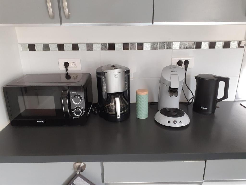 un bancone con macchinetta del caffè e forno a microonde di L'Avre de Roye a Roye