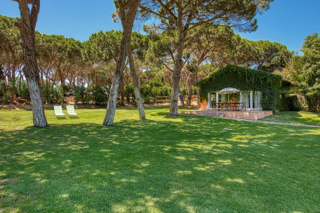 a house in a park with trees and grass at Quinta da Bicuda in Cascais