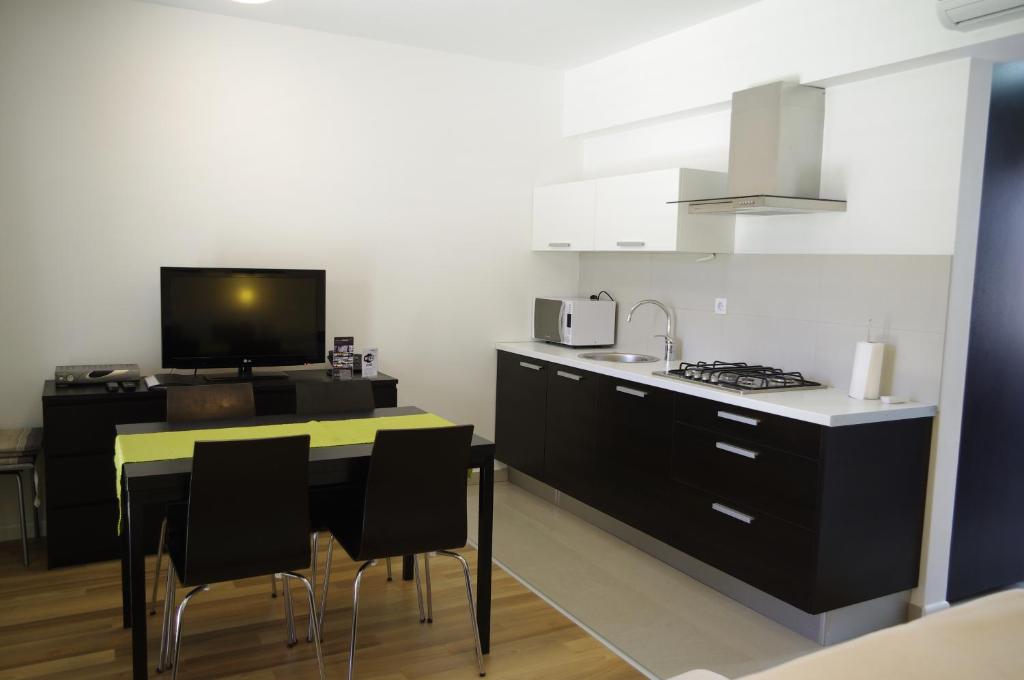 Kuchyň nebo kuchyňský kout v ubytování Apartments Santis10