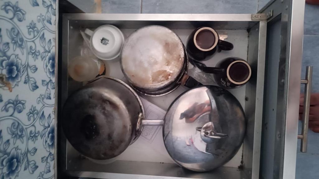 a group of pots and pans in a drawer at شقة البشائر in Al Khawḑ