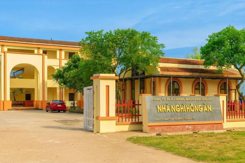 a building with a sign in front of it at Hồng Ân Motel Quảng Trị in Quảng Trị