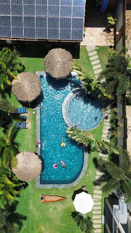 an overhead view of a swimming pool with umbrellas at Pousada Solarium de Gostoso in São Miguel do Gostoso