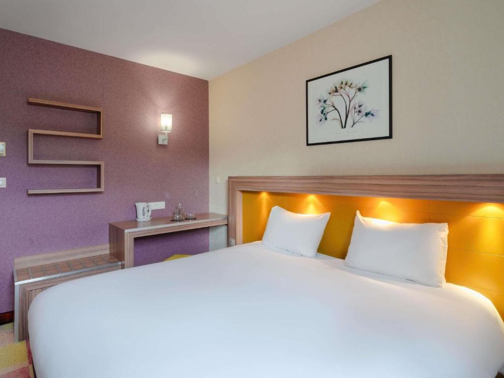 Postel nebo postele na pokoji v ubytování Mercure Libourne Saint Emilion