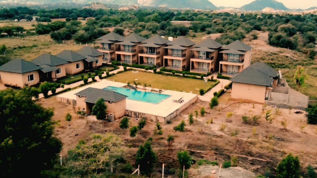 une vue aérienne d'une maison avec piscine dans l'établissement Sajjan Jawai Chapter by Arow Hospitality, à Mori Bera