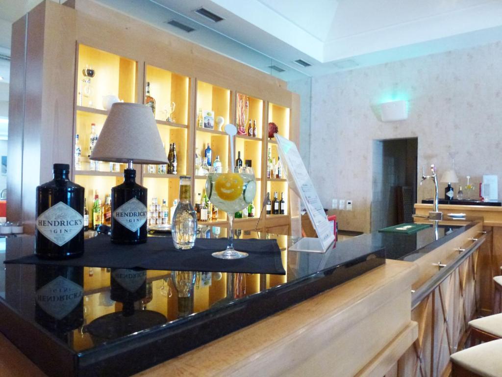 a bar with two bottles of wine on a counter at Riviera Hotel in Carcavelos