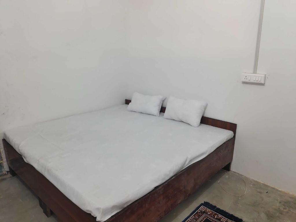 Postel nebo postele na pokoji v ubytování Hotel O Vijay Palace